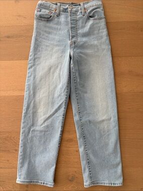 Levi's Women's Ribcage Straight Ankle Jeans. Never Worn.